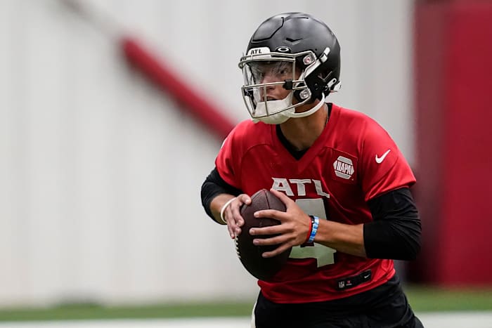 May 26, 2022; Flowery Branch, GA, USA; Atlanta Falcons quarterback Desmond Ridder (4) shown on the field at Falcons OTA at the Falcons Training Complex. Mandatory Credit: Dale Zanine-USA TODAY Sports